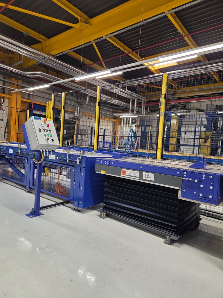 ensemble de convoyeur à rouleau et table élévatrice