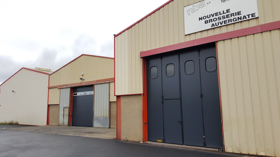 porte accordéon à droite et porte rapide rigide à gauche