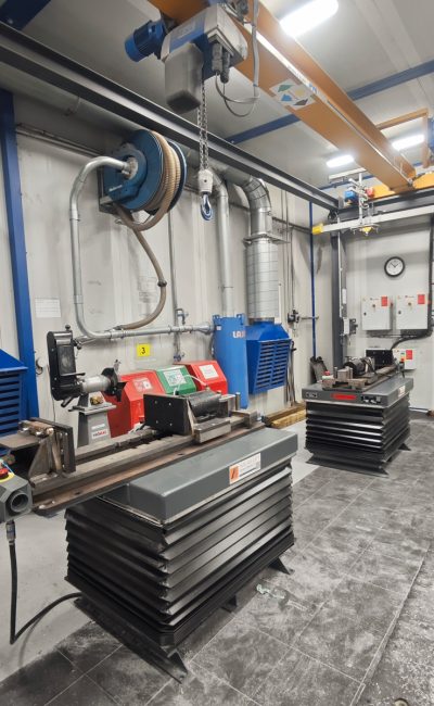 étau pneumatique sur table pour Aubert et Duval