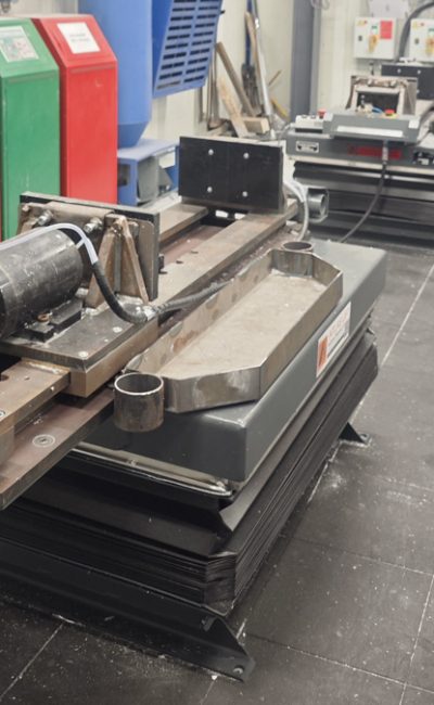 étau pneumatique sur table pour Aubert et Duval