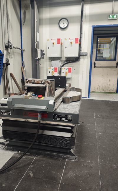 étau pneumatique sur table pour Aubert et Duval