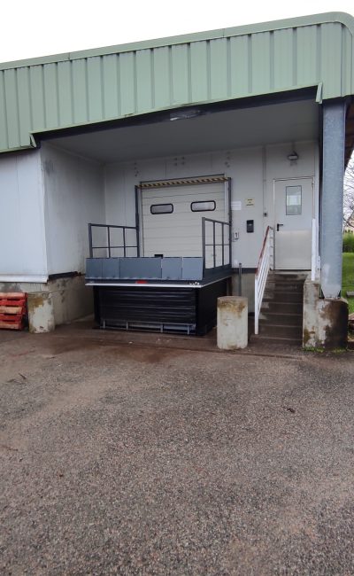 table de quai position haute - Équipement de quai – rampe de chargement industriel 