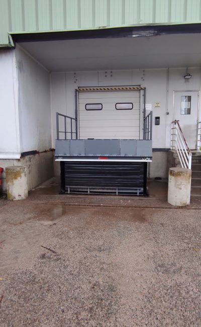 table de quai position haute - Équipement de quai – rampe de chargement industriel 