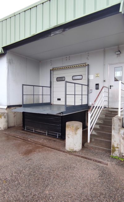 table de quai position haute soufflet de protection - Équipement de quai – rampe de chargement industriel 