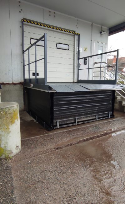 table de quai position haute soufflet de protection - Équipement de quai – rampe de chargement industriel 