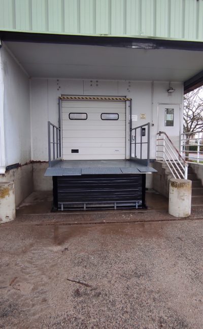 table de quai position haute soufflet de protection - Équipement de quai – rampe de chargement industriel 