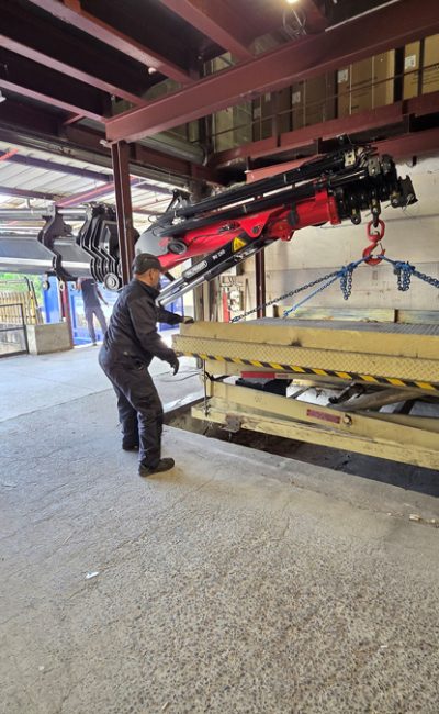 enlèvement d'une ancienne table élévatrice avec camion bras de grue