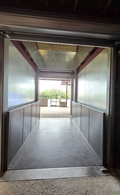 table avec protection rideau métallique niveau 0 les deux côtés ouverts