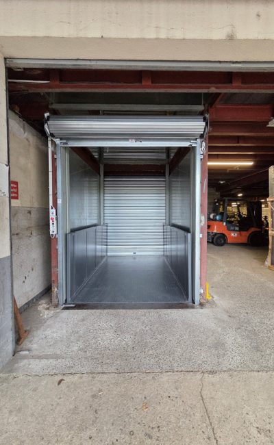 table élévatrice avec protection rideau métallique niveau 0 ouvert