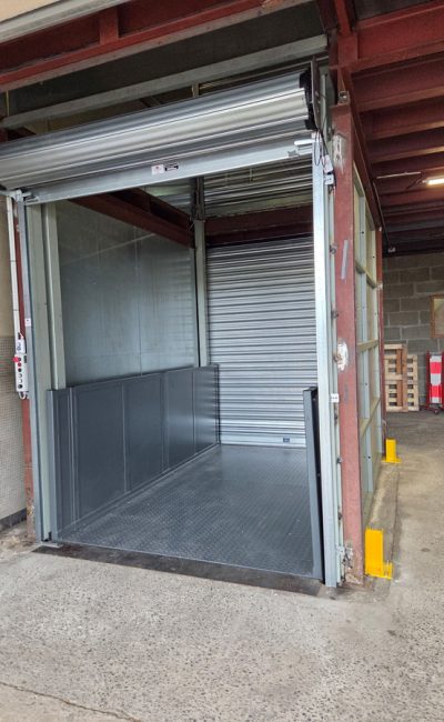 table avec protection et rideau métallique au niveau 0, ouvert