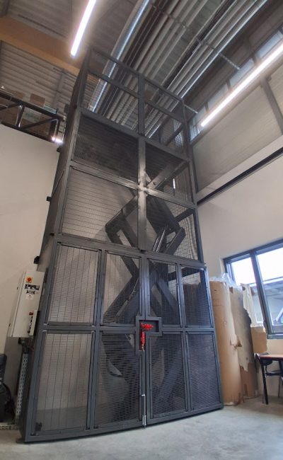 monte charge vue du bas pour le SMTC