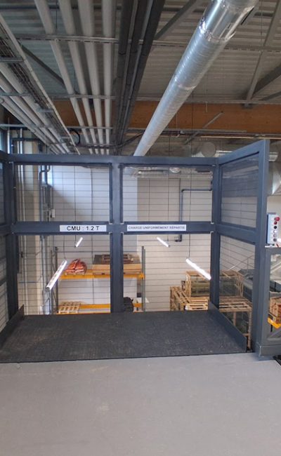 monte charge vu du haut portillon ouvert pour le SMTC