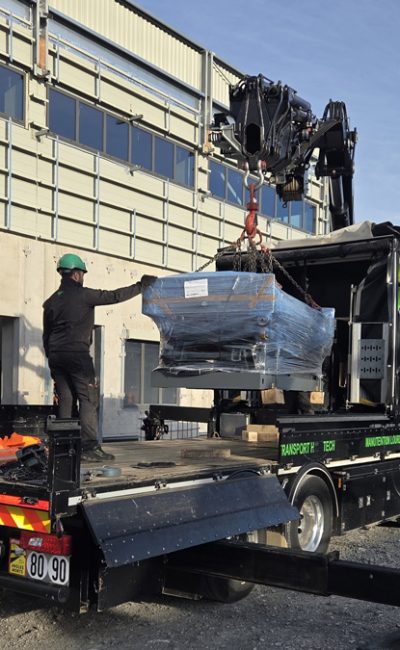 manutention d'une table élévatrice en extérieur par promaferm