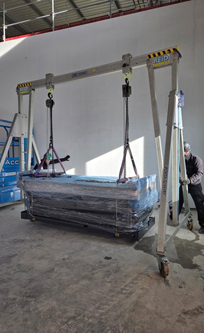 manutention et mise en place d'une table élévatrice dans la fosse