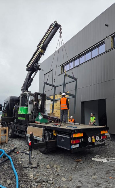 manutention d'une gaine de la table élévatrice en extérieur