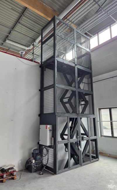 installation d'une gaine pour une table élévatrice pour le SMTC