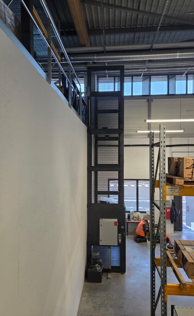 Vue de coté d'un monte charge en mezzanine pour le SMTC par Promaferm