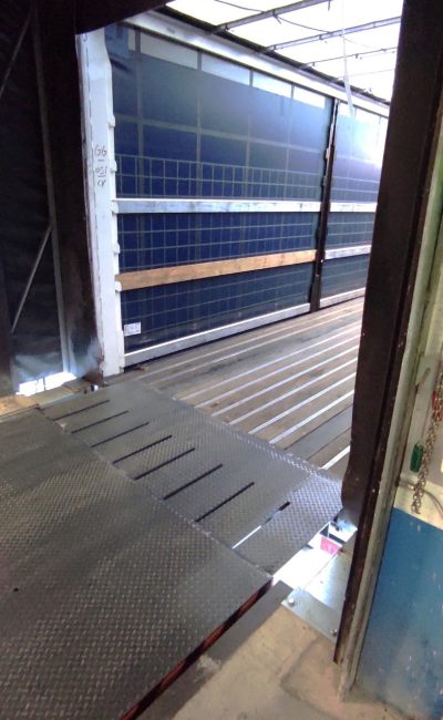 Équipement de quai – rampe de chargement industriel  - niveleur de quai après vue intérieure