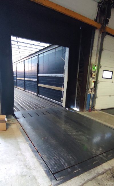 Équipement de quai – rampe de chargement industriel  - niveleur de quai vu intérieure